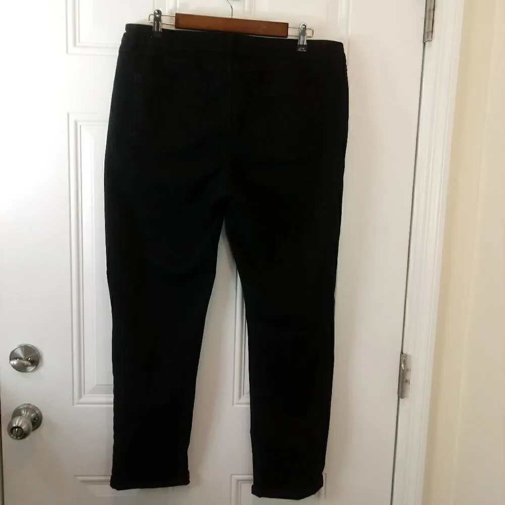 Signature Studio black distressed Jeans with cuffs